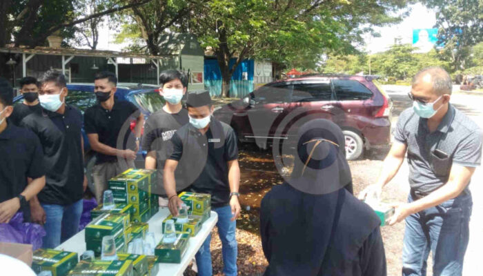 Peduli Sesama, Kampong Bakau Kendari Berbagi Paket Makan Siang Gratis