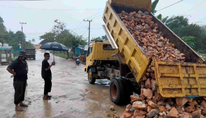 AJP Benahi Ruas Jalan Provinsi di Kelurahan Kasilampe Pakai Dana Pribadi