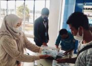 Hari Pelanggan Nasional, Pelni Kendari Bagi Masker dan Hand Sanitizer di Pelabuhan Bungkutoko