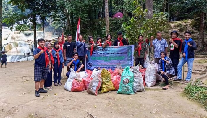 Organisasi Mapala Tropis Lakukan Aksi Bersih-Bersih di Kawasan Wisata Air Terjun Moramo