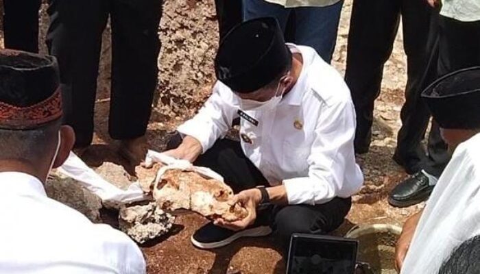 Letakan Batu Pertama Pembangunan Menara Masjid di Desa Dete, Bupati Wakatobi dan Rombongan Sumbang Rp 20 Juta