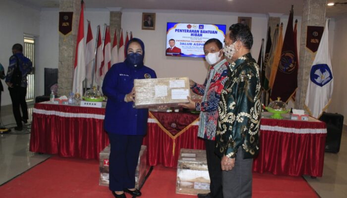 Wujudkan Program Digitalisasi, Tina Nur Alam Bagi TV dan Laptop ke Unsultra