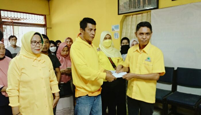 DPD Golkar Kendari Serahkan Bantuan ke Puluhan Pelaku UMKM