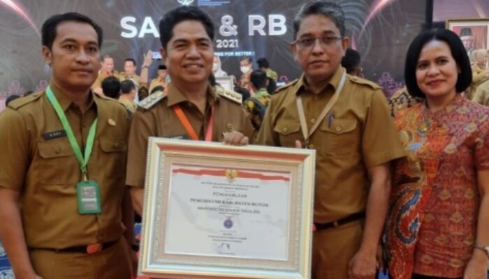 Pemkab Buton Dianugerahi Penghargaan dari KemenPAN RB