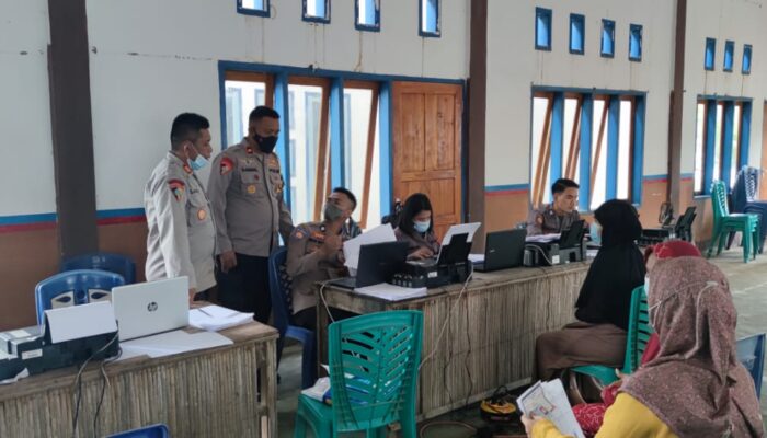 Bantu Pelaku UKM, Polsek Sampara Salurkan Program BTPKLWN