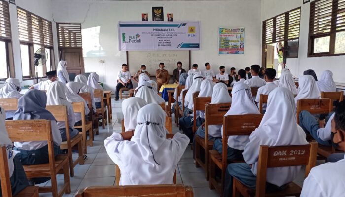 Gandeng Kendari Kreatif, PLN UPP Sultra Gelar Kelas Inspirasi di Muna dan Muna Barat