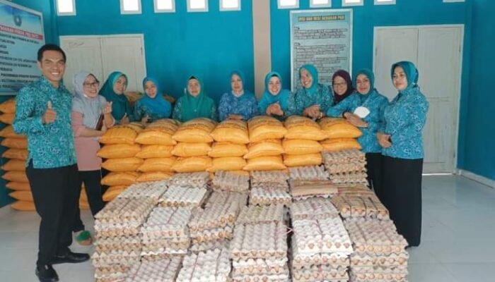 Patungan, PKK Muna Salurkan Sembako Pada 146 KK