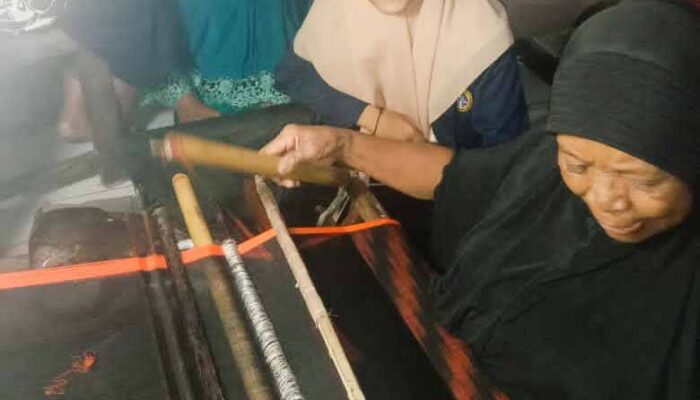 Peserta KKN UNUJA Belajar Menenun Sarung Tradisional Khas Wakatobi