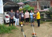 Golkar Kendari Serahkan Bantuan Mesin Potong Rumput ke Warga Abeli