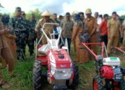 Pemda Muna Barat Hibah Alsintan pada Kelompok Tani