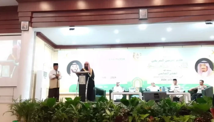 Kedutaan Besar Arab Saudi Bagikan Mushaf Al-Qur’an Kepada Ribuan Warga Kendari