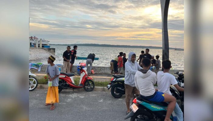 Komunitas Armon Berbagi 200 Paket Takjil ke Warga Wangi-Wangi Wakatobi