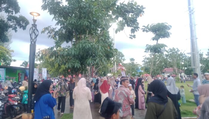Ratusan Warga Wangi-Wangi Senang Buka Puasa Bareng Pemkab Wakatobi di Alun-Alun Merdeka