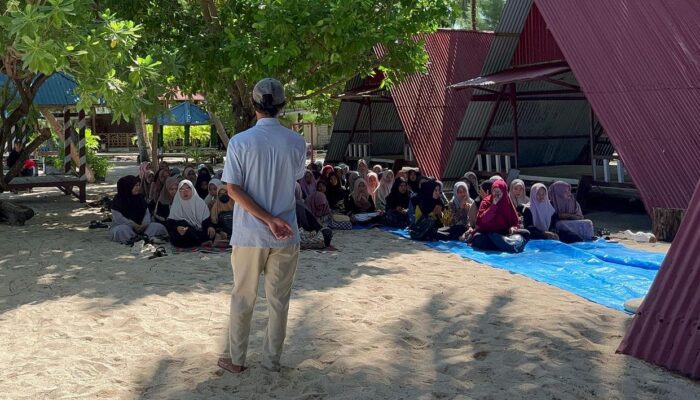 145 Generus LDII Wakatobi Kaji Al-Qur’an dan Hadist di Pantai Cemara