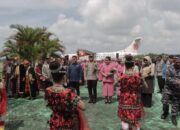 Baru Menjabat Kapolres Wakatobi dan Istri Disambut Prosesi Adat