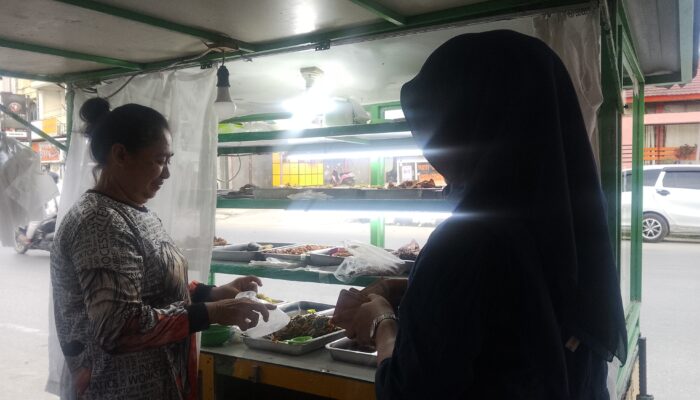15 Tahun Jual Makanan Olahan di Kendari, Ibu Ini Konsisten Raup Rp3 Juta per Bulan