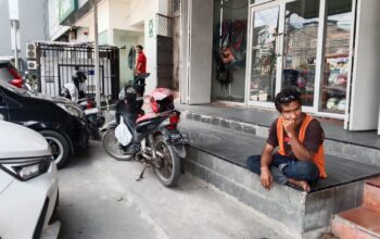 Kisah Tukang Parkir Asal Bogor Usia Senja Bertahan Cari Nafkah di Kendari