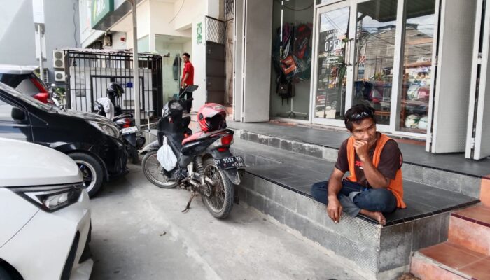 Kisah Tukang Parkir Asal Bogor Usia Senja Bertahan Cari Nafkah di Kendari