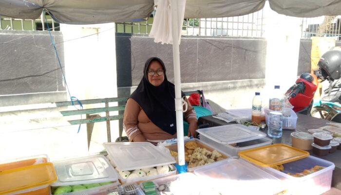 Setiap Hari Jajakan Ratusan Kue, Ibu di Kendari Ini Terus Berjuang Kembangkan Usaha
