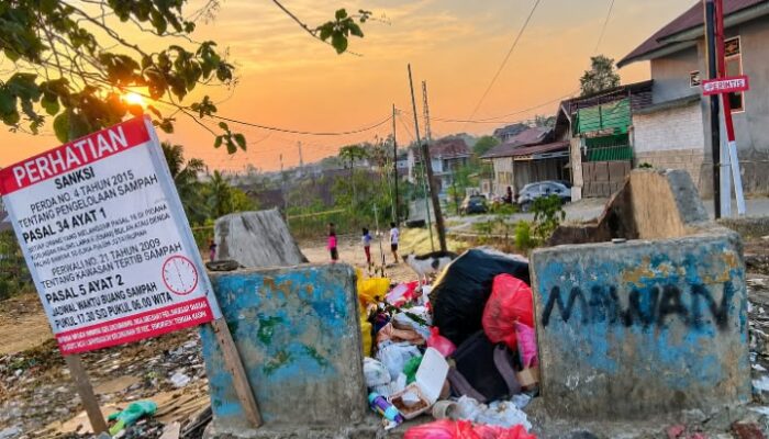 Warga Lorong Perintis Kendari Keluhkan Bak Sampah Rusak 3 Tahun, Bau Menyengat Ganggu Aktivitas
